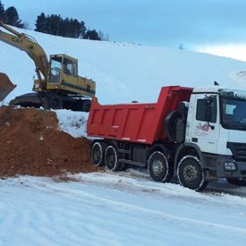 Gravera Las Omañas excavadora y camión en la nieve